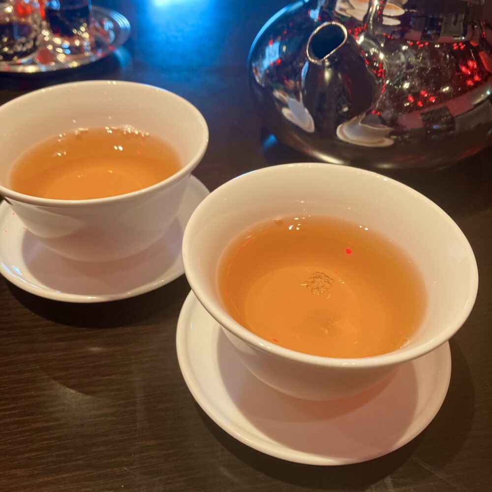 チャイナルームで提供されるステンレスポット入りの温かいジャスミンティーと茶器。