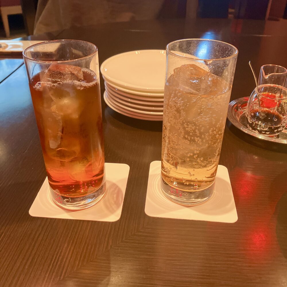 グラスになみなみと注がれたアイスウーロン茶とジンジャーエール