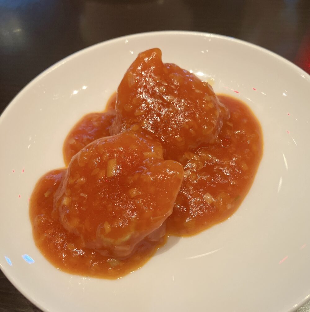 大ぶりでツヤのあるチャイナルームの海老のチリソース炒め。