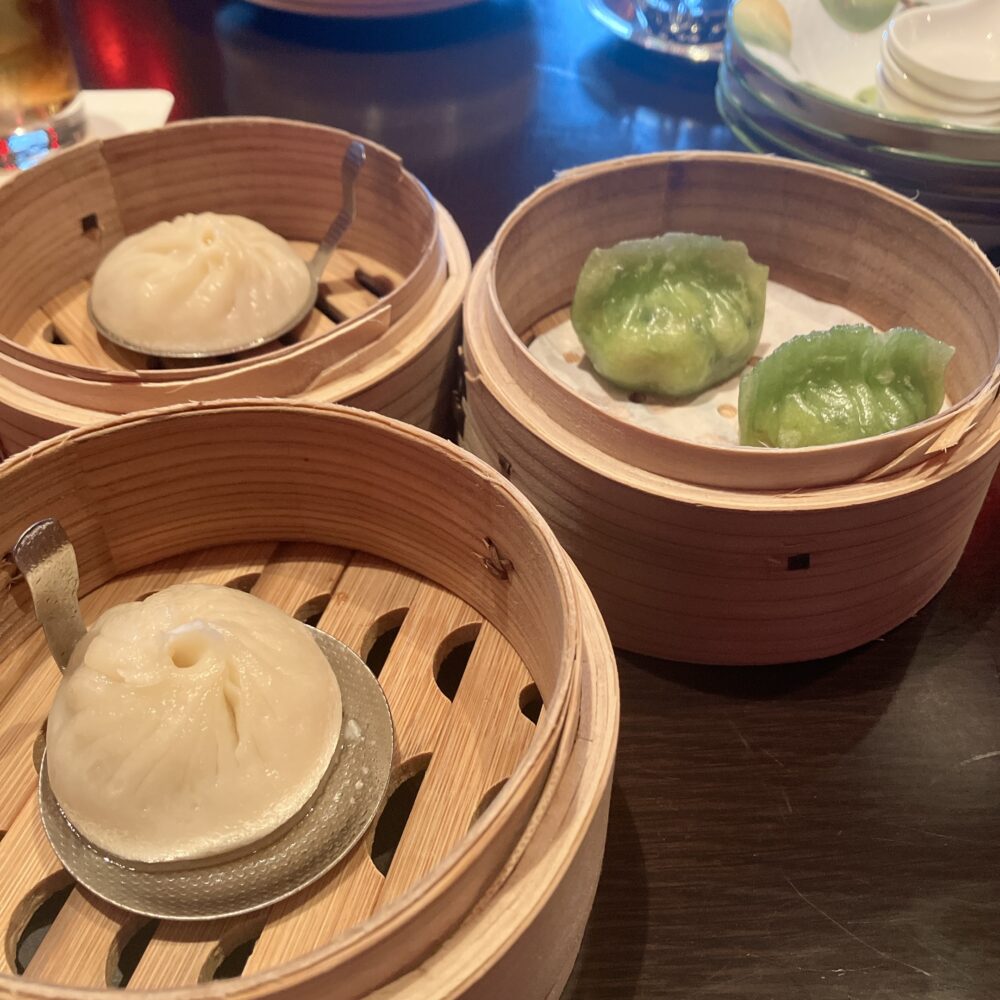 せいろに入ったチャイナルームの上海式小籠包と、緑色の皮が色鮮やかなほうれんそう入りエビ蒸し餃子。