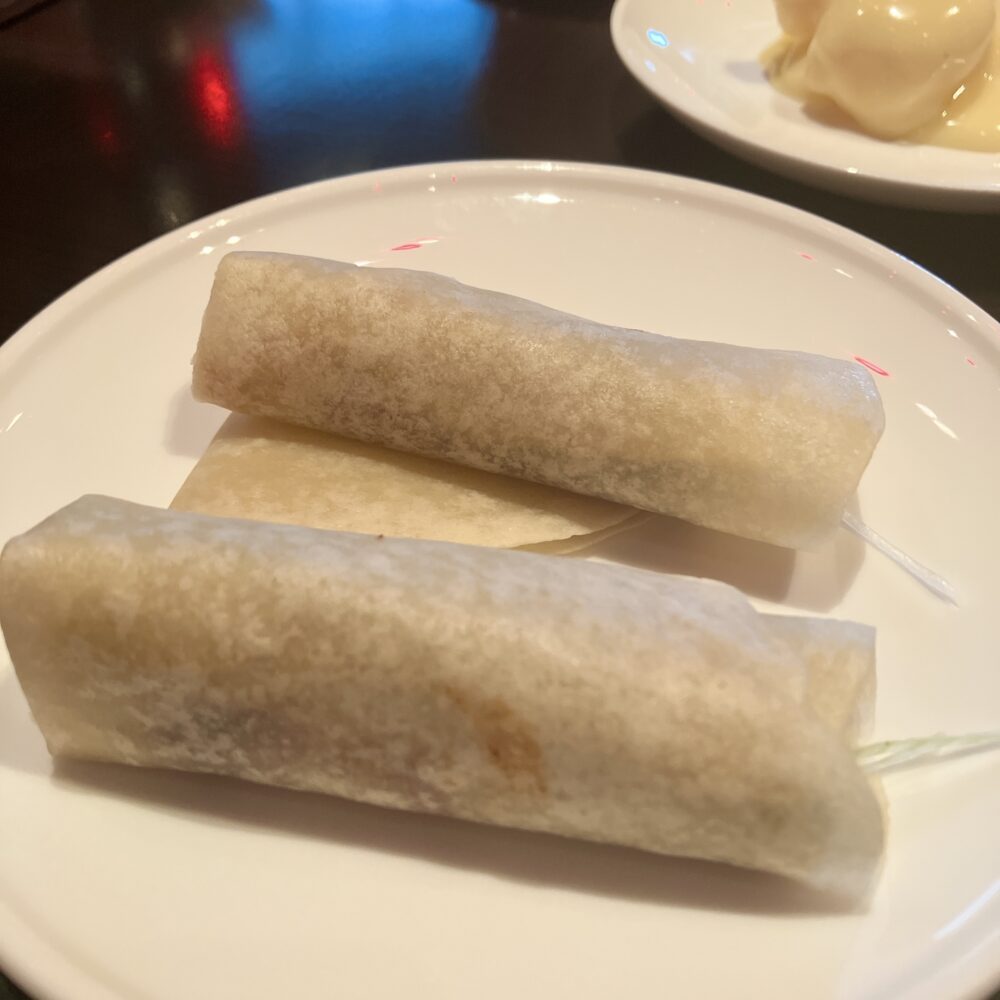 白いお皿に2本盛り付けられた、チャイナルームの釜焼き北京ダック。薄いカオヤーピン(皮)で巻かれている。