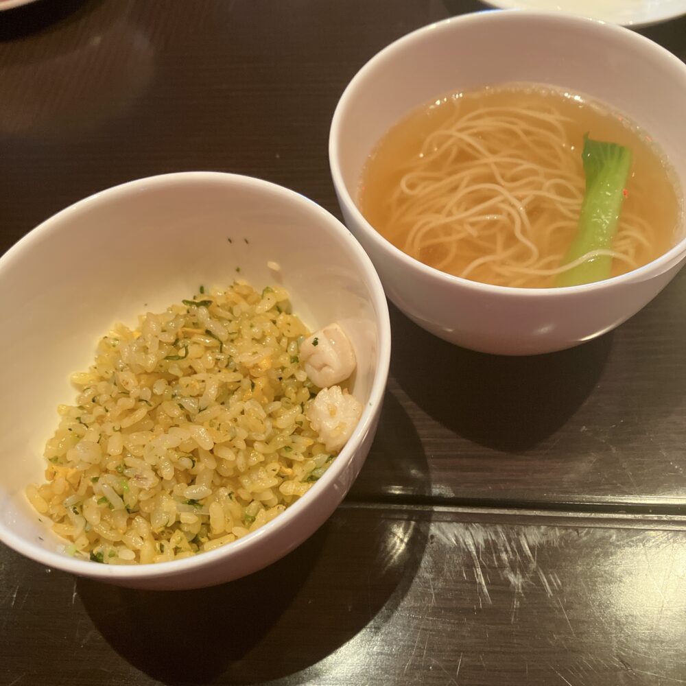 チャイナルームのブッフェで提供される〆の食事サイズ。左の碗には「小柱とあおさ海苔の炒飯」、右の碗には「金華ハムの香り 醤油汁そば」が入っている。