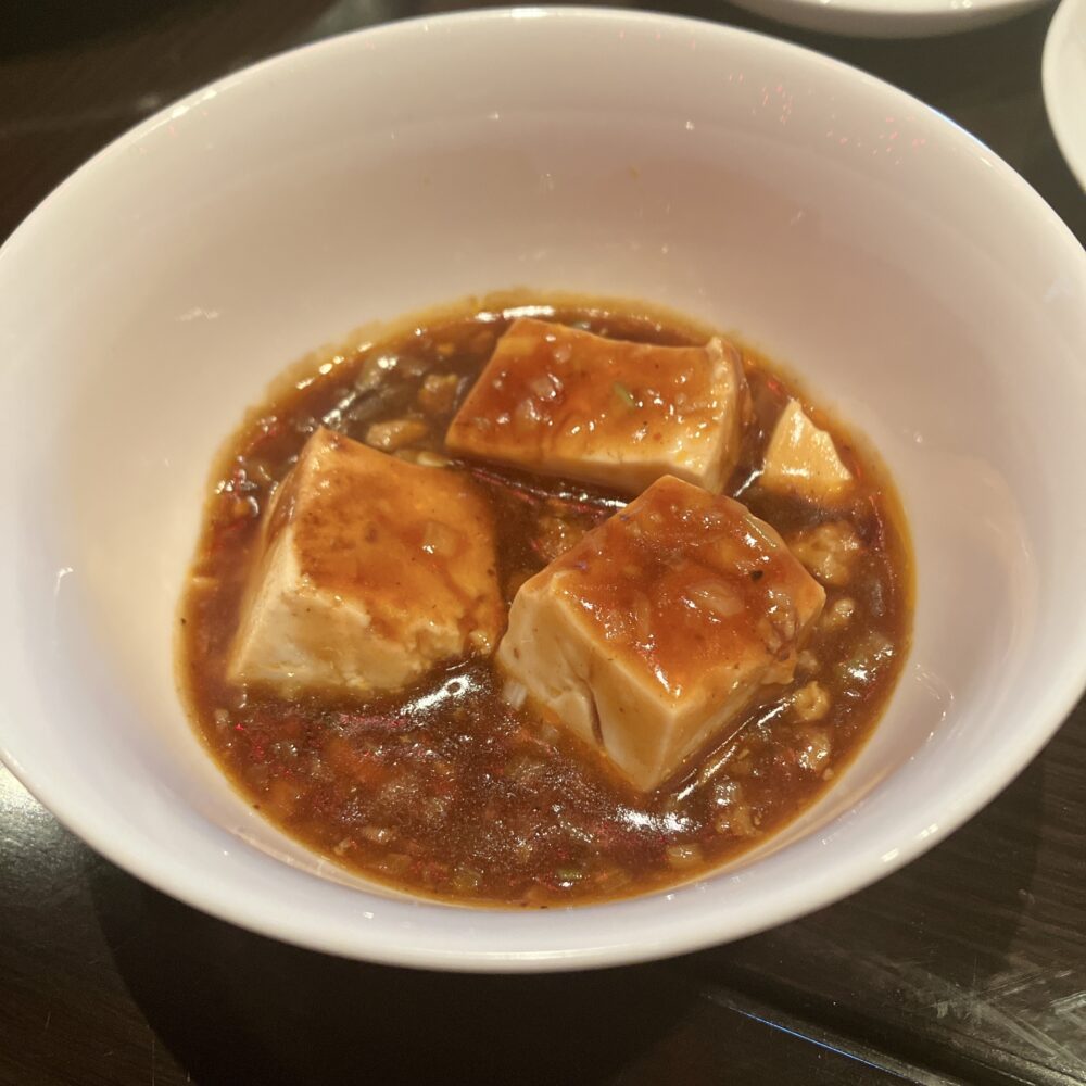 白い器に盛られた、チャイナルームの麻婆豆腐。大きめの豆腐と濃厚な麻婆ソースが食欲をそそる。