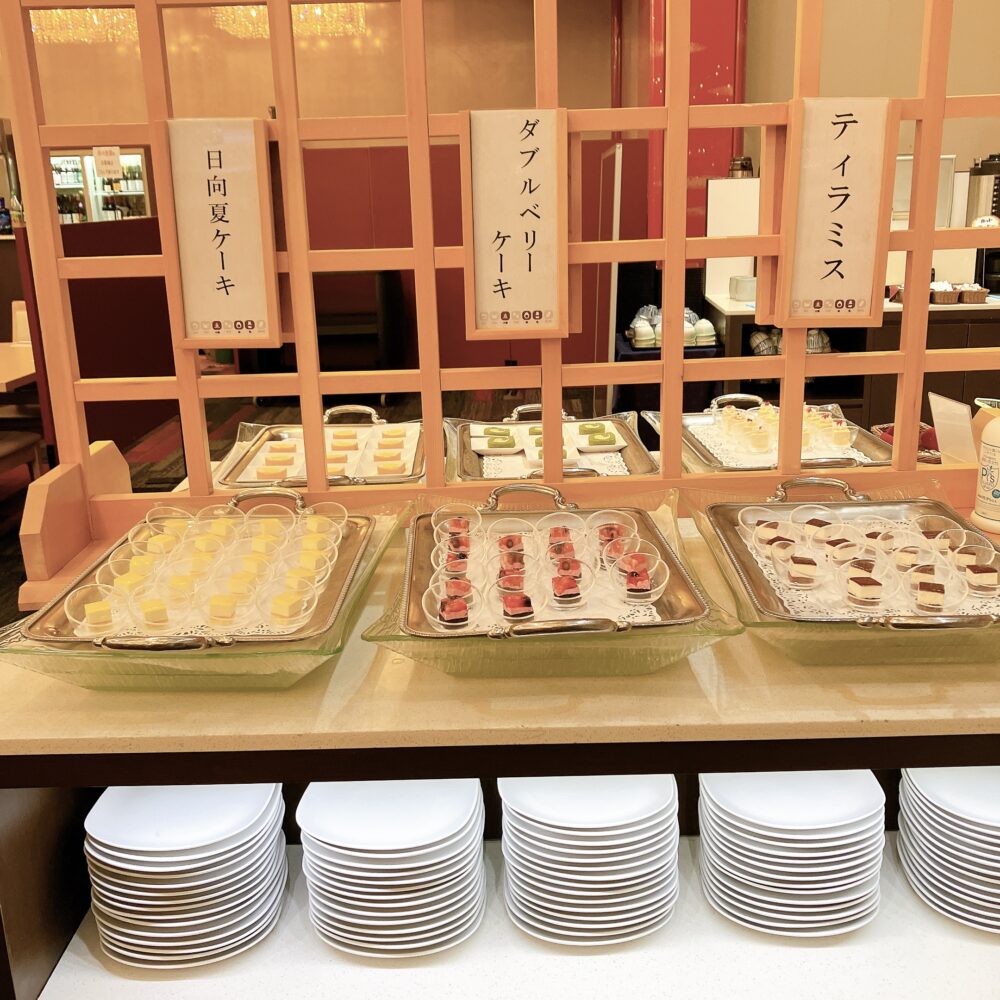 日向夏ケーキ、ダブルベリーケーキ、ティラミスなどが一口サイズで並ぶデザートコーナー。