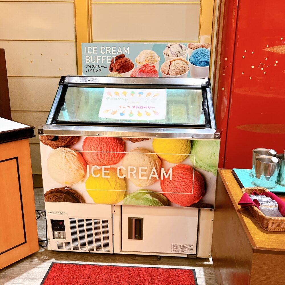 チョコミントやバニラなど、複数のフレーバーが揃うアイスクリームバイキングのケース。