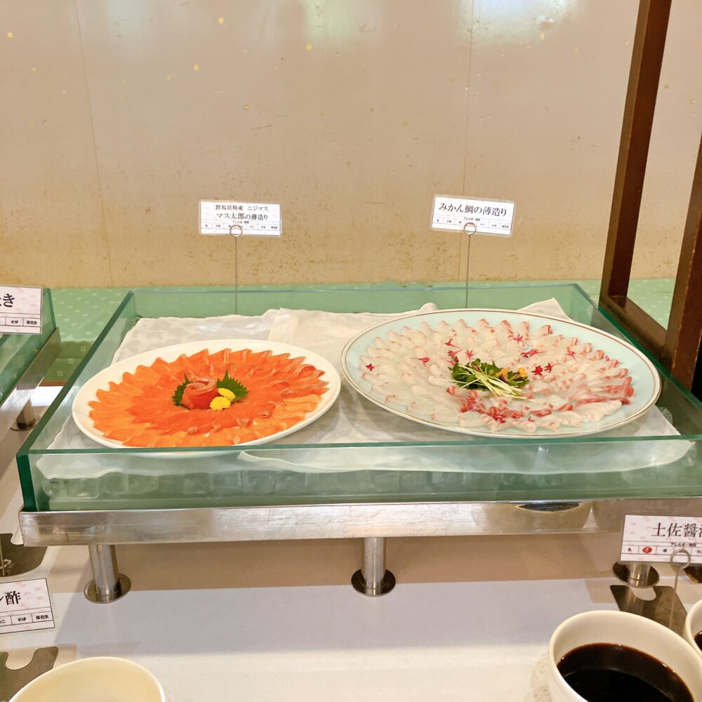夏のバイキングに並ぶ、群馬県特産ニジマス「マス太郎」と「みかん鯛」の美しい薄造り。