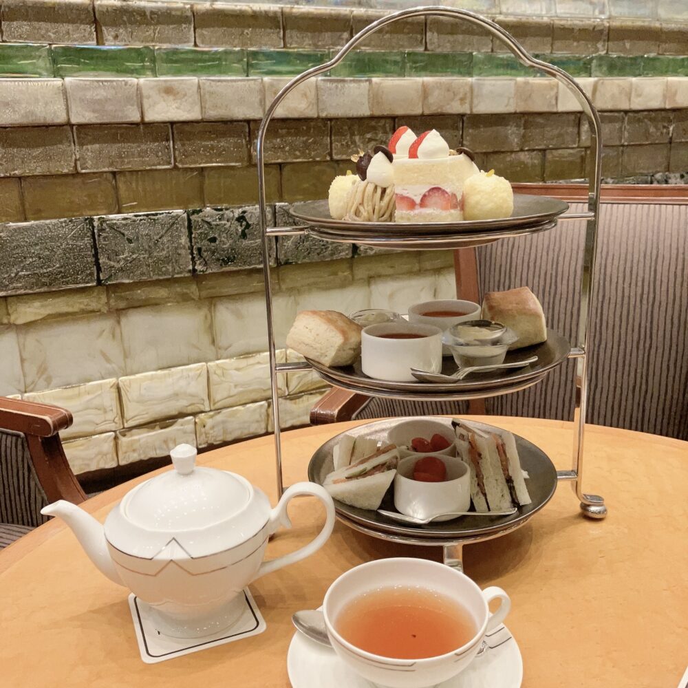 【帝国ホテルの名作アート】多田美波「光の壁」と「薔薇のシャンデリア」。2026年個展と至福のアフタヌーンティー