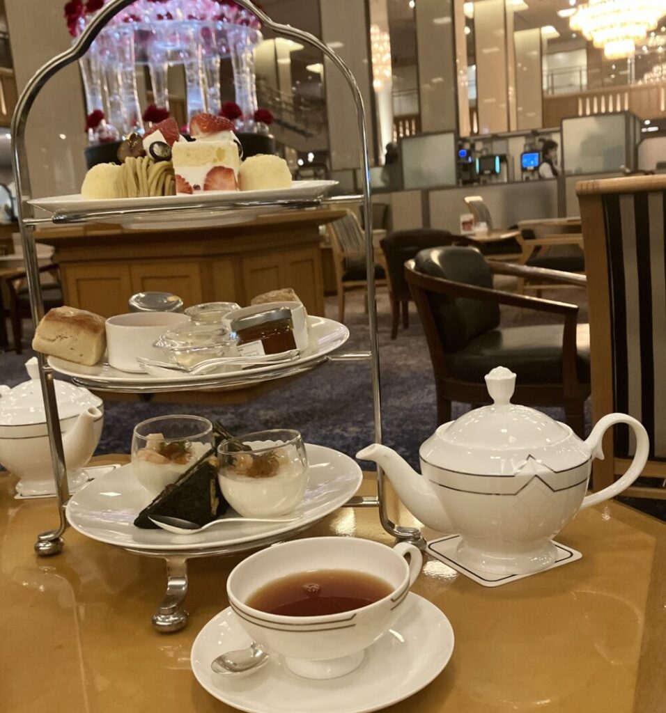 帝国ホテル「ランデブーラウンジ」の2026年2月のアフタヌーンティーセット。背景にはラウンジの広々とした空間と輝く照明が見える。