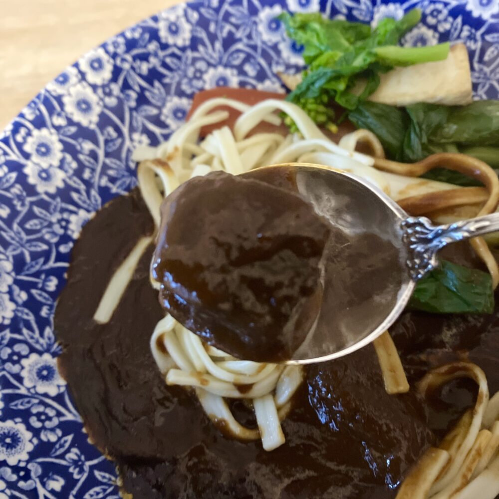 スプーンですくい上げられた、帝国ホテルのビーフシチューのお肉。濃厚な艶のあるドミグラスソースがたっぷり絡んだ、大きくてゴロゴロとした牛肉。