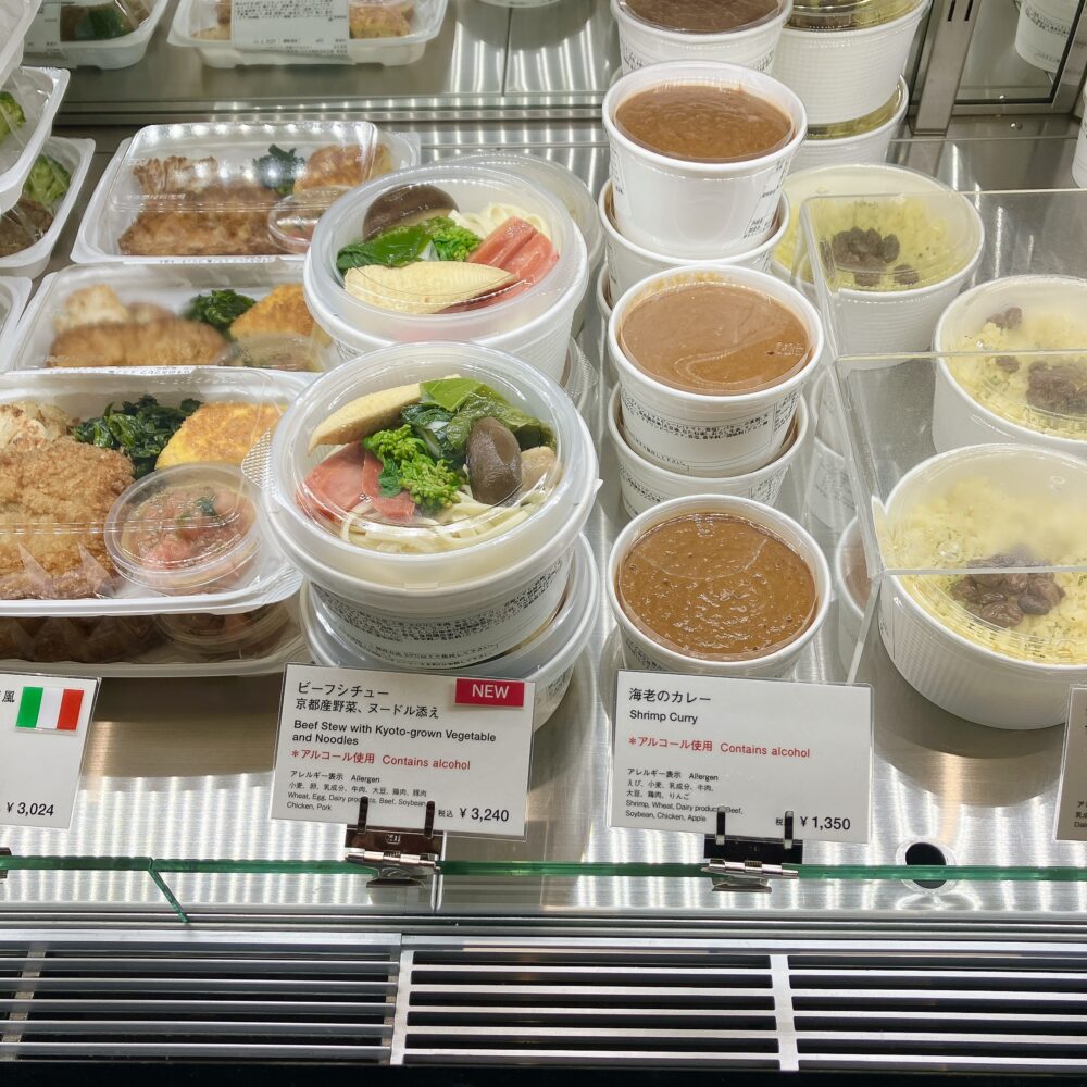 帝国ホテルのホテルショップ「ガルガンチュワ」のショーケース。テイクアウト用の「ビーフシチュー 京都産野菜、ヌードル添え」が、ドミグラスソースと色鮮やかな野菜・麺のセパレート容器で陳列されている。