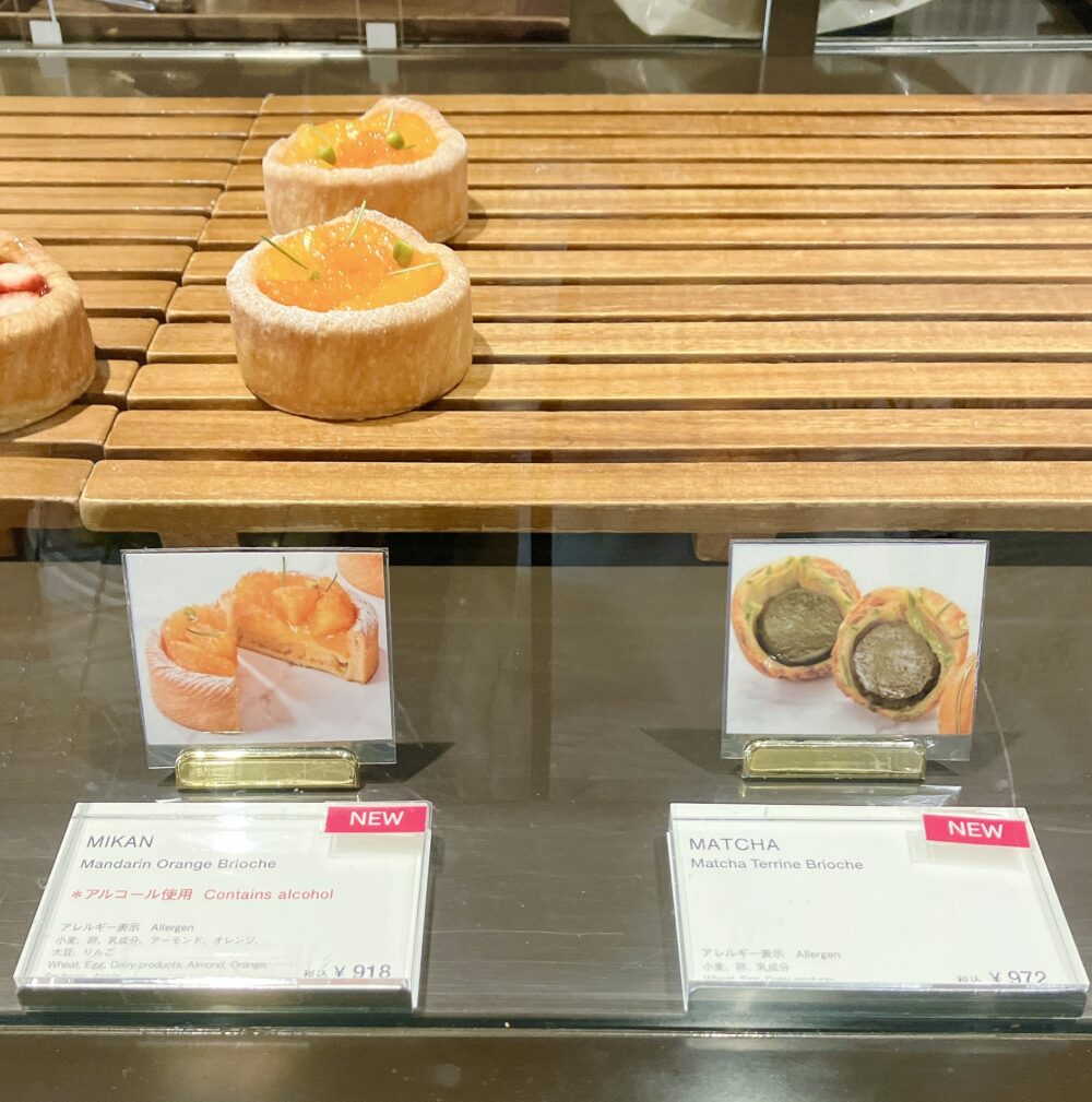 ガルガンチュワのショーケース。「MATCHA（抹茶テリーヌブリオッシュ）」のプライスカードがあるが、陳列棚はすでに空になっている。