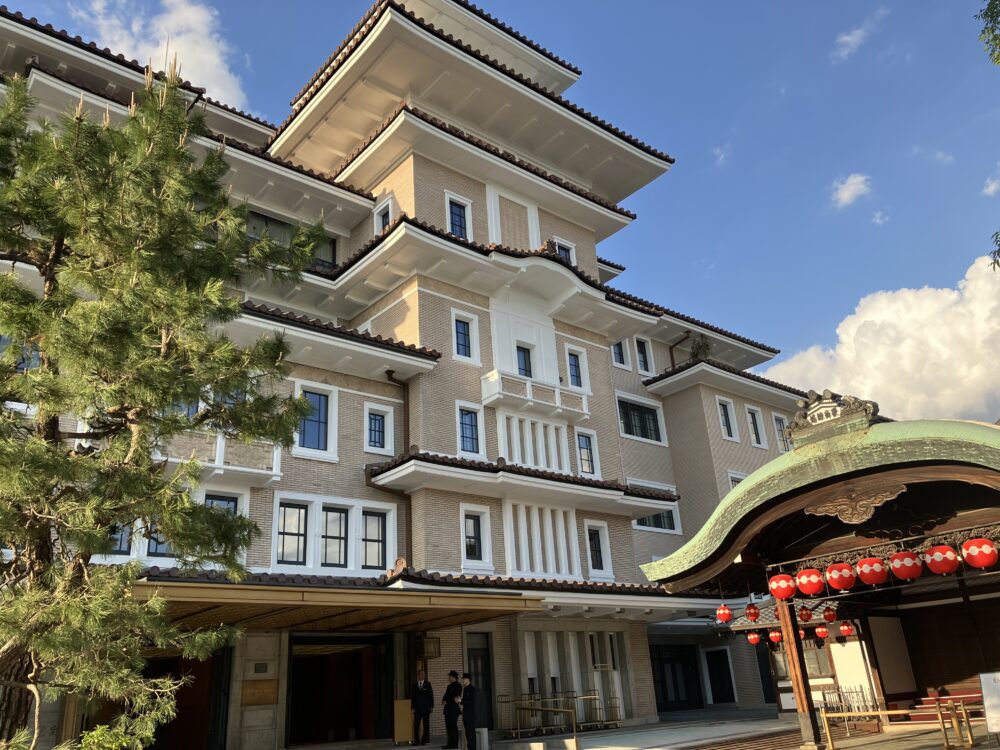 祇園の景観に溶け込む、和の趣を取り入れた帝国ホテル京都の外観