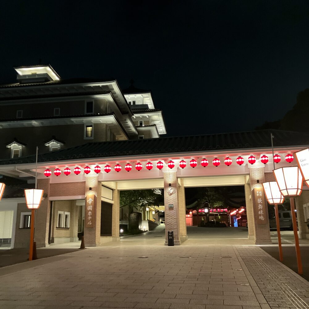 夜になると赤提灯が灯り、さらに幻想的な雰囲気になるホテルの外観。