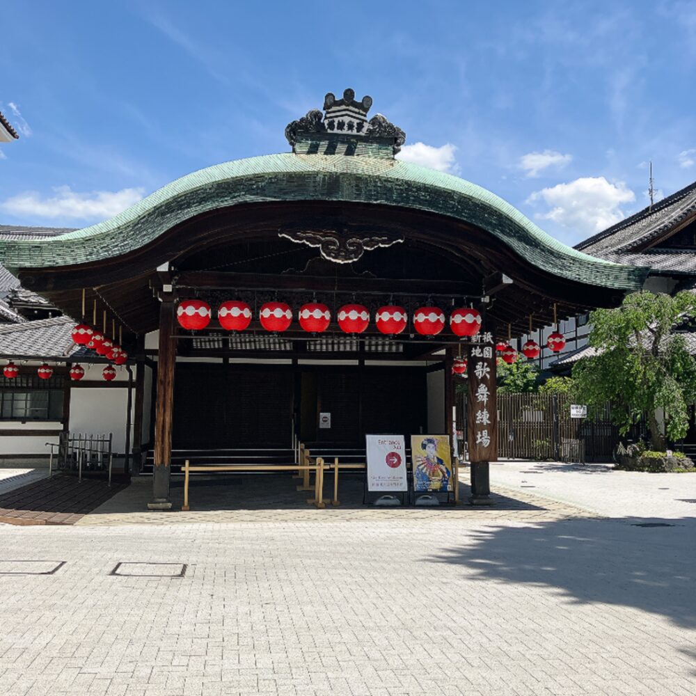 帝国ホテル京都に隣接する歴史的建造物「祇園甲部歌舞練場」の迫力ある外観