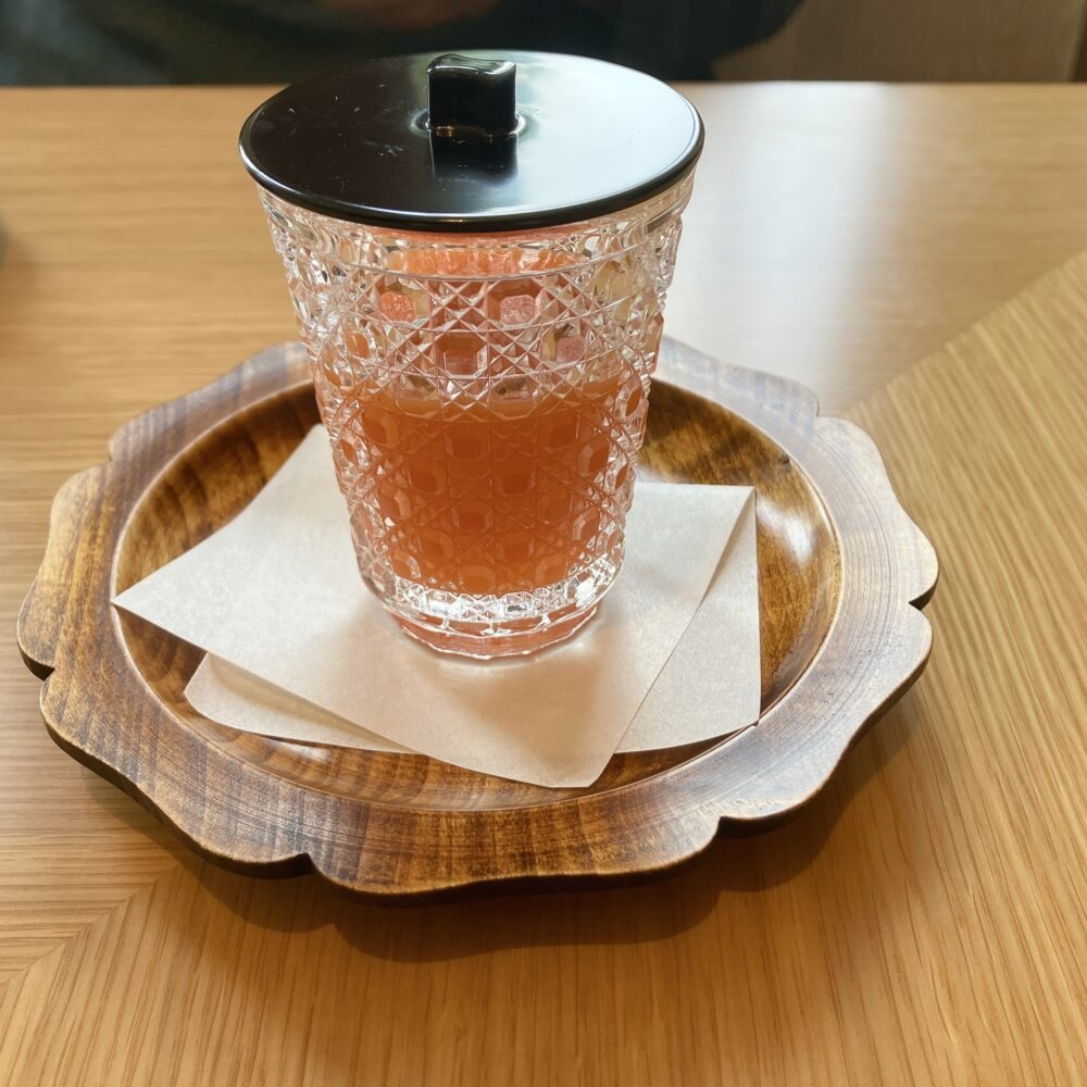帝国ホテル京都の和朝食の締めに提供される、美しい切子グラスに入った色鮮やかな人参ジュース