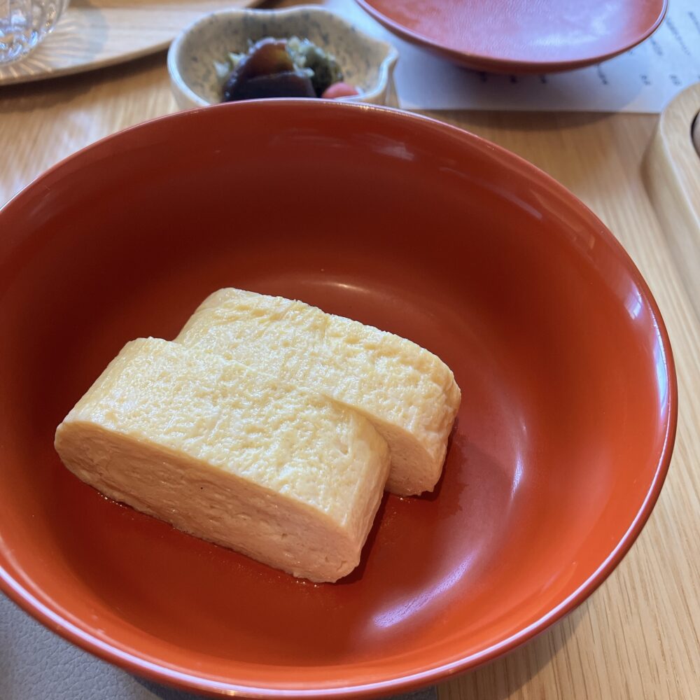 帝国ホテル京都の和朝食。朱色の器に上品に盛り付けられた、お出汁たっぷりの出汁巻き卵