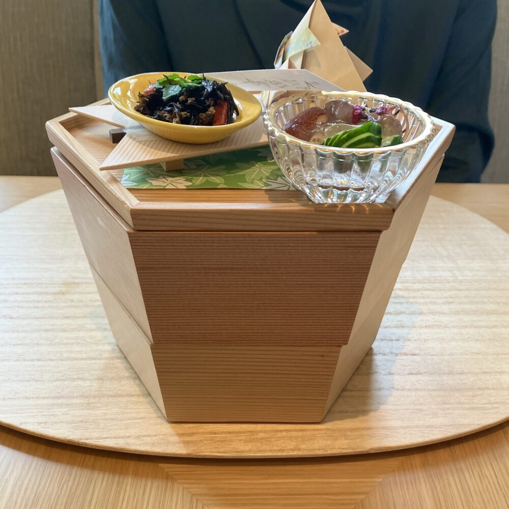 帝国ホテル京都の和食朝食で提供される、美しい白木の八角形お重箱（祇園 川上監修）
