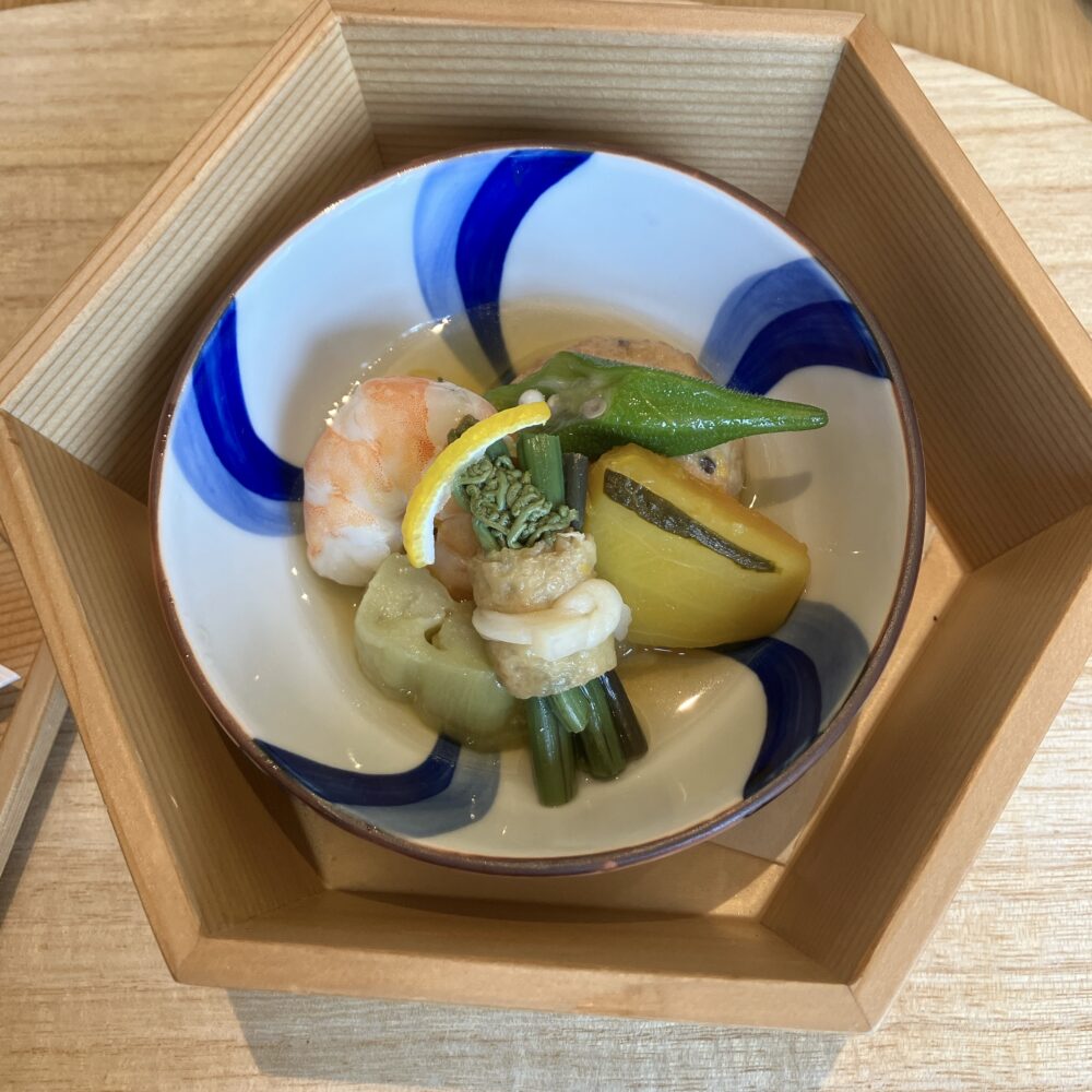 帝国ホテル京都の和食朝食（お重箱の下段）。ひろうすや海老、茄子など丁寧に作られた美しい煮物の盛り合わせ