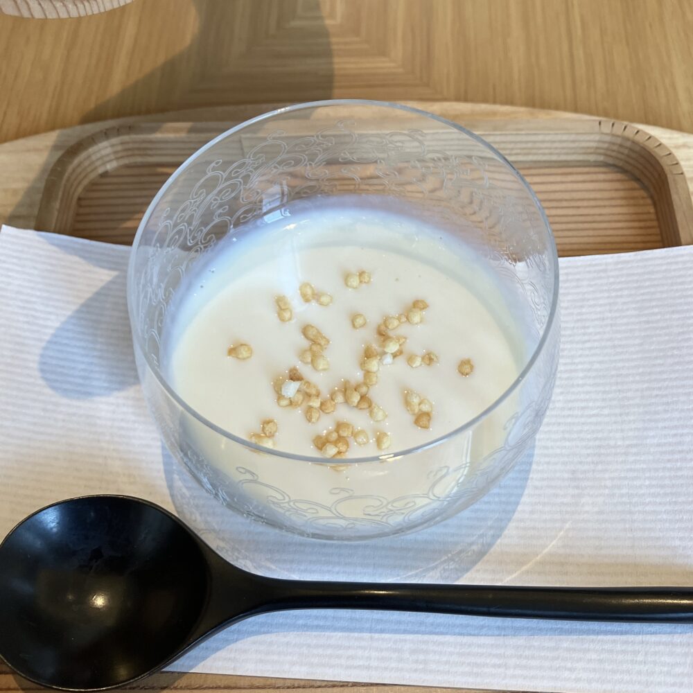 帝国ホテル京都の和食朝食で提供される「おめざ」。まろやかな豆乳に香ばしいぶぶあられが浮かんでいる