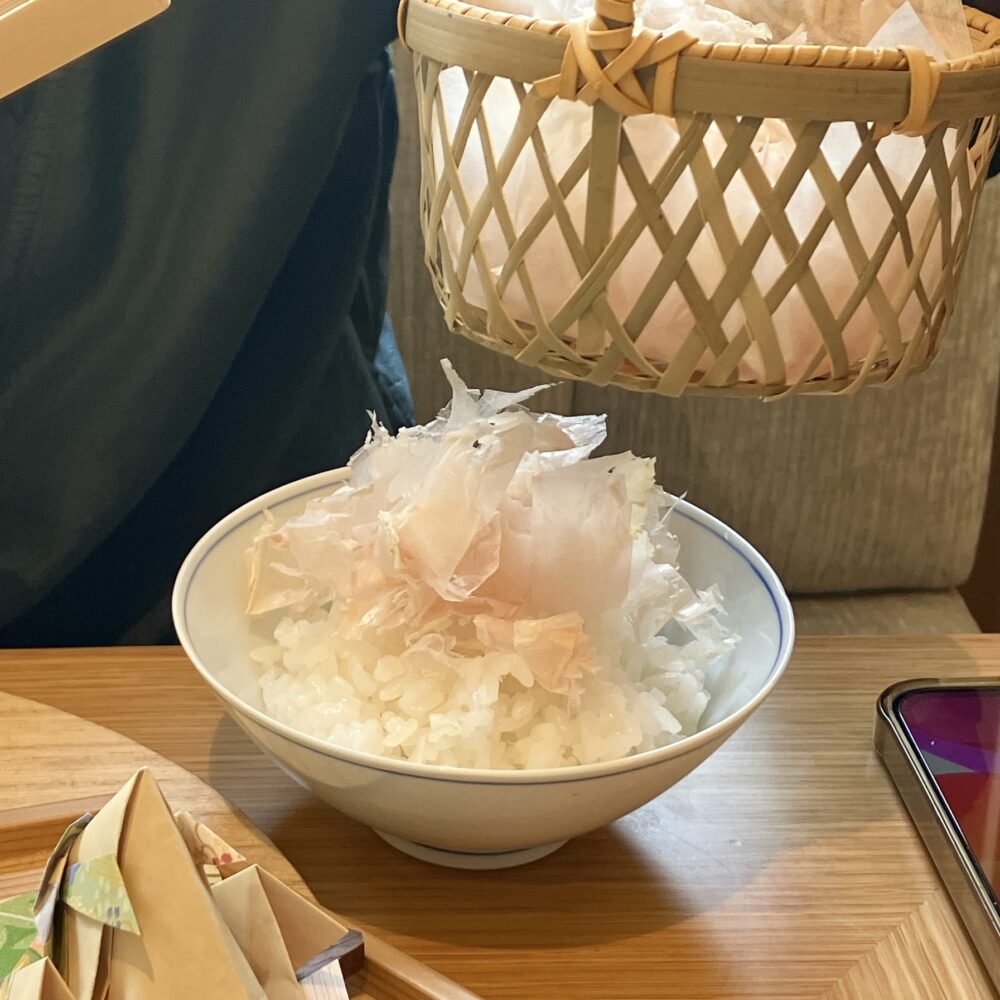 帝国ホテル京都の和朝食。竹籠に入った真っ白で上品な「まぐろ削り節」を、炊きたてのご飯に乗せている様子