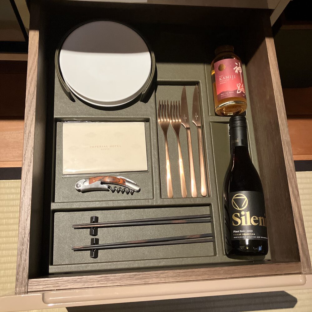 お皿やカトラリー、お箸まで完璧な品揃え。帝国ホテルオリジナルの「お懐紙」にも感動!