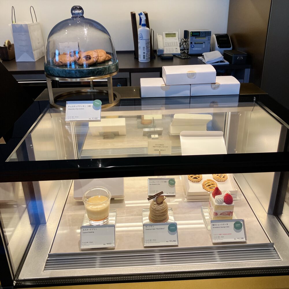 帝国ホテル京都のショーケースに並ぶ、伝統のモンブランや苺のショートケーキ、カスタードプリン