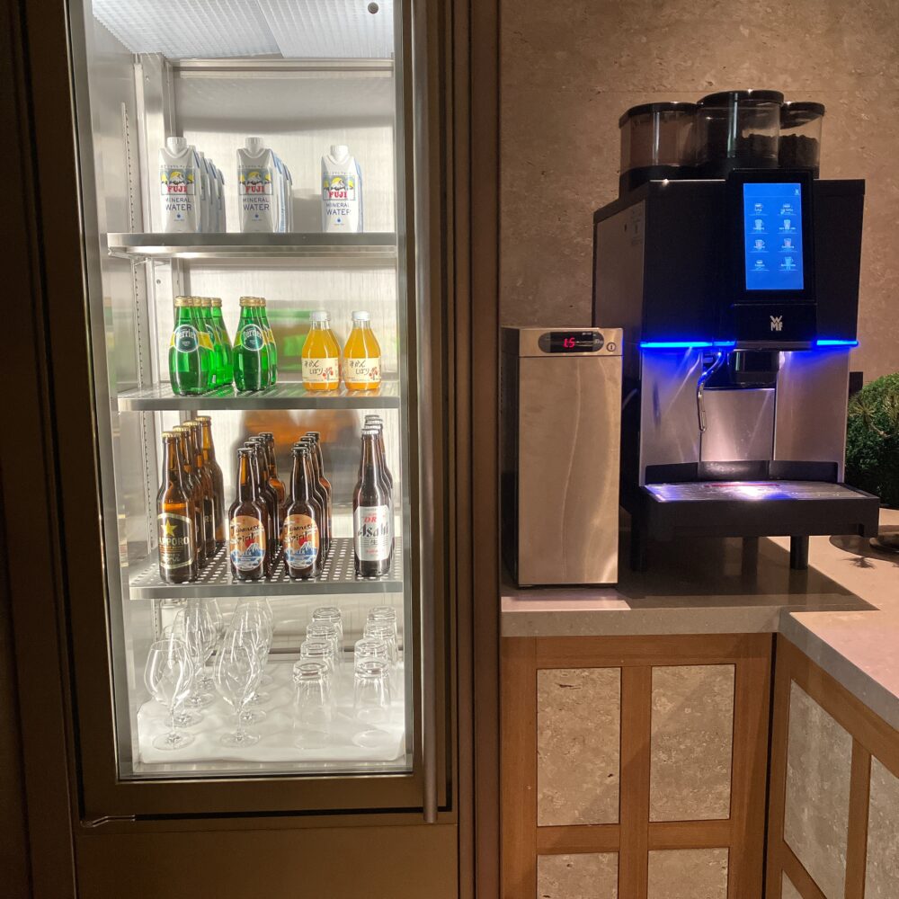 コーヒーマシンや、ドリンクがずらりと並ぶ冷蔵庫。ペリエもある。
