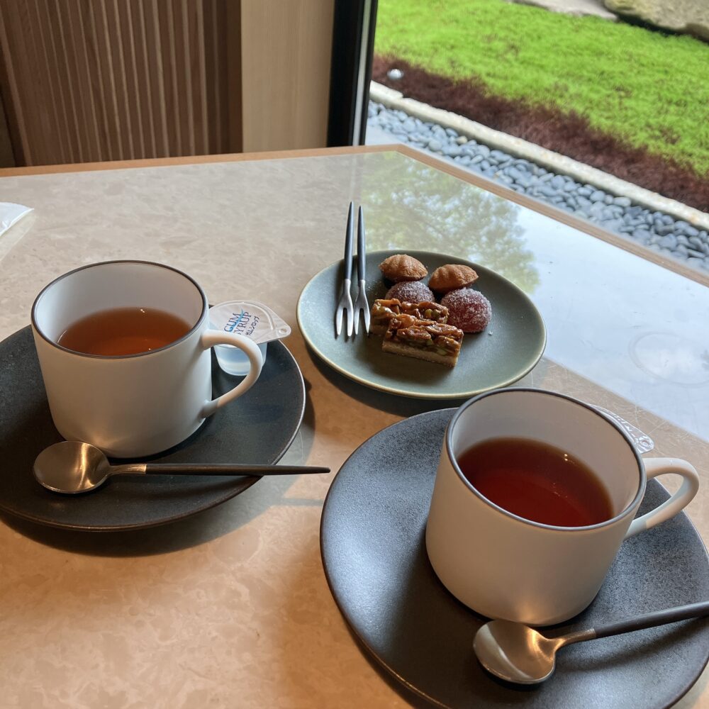 美しい坪庭を眺めながらお茶をいただけます。