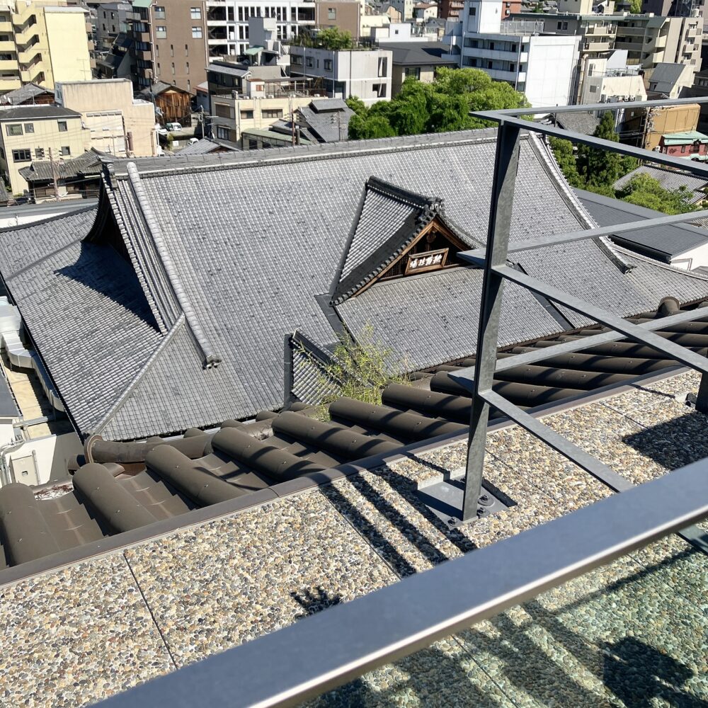 帝国ホテル京都のルーフトップバーから見下ろした、祇園甲部歌舞練場の瓦屋根の様子。