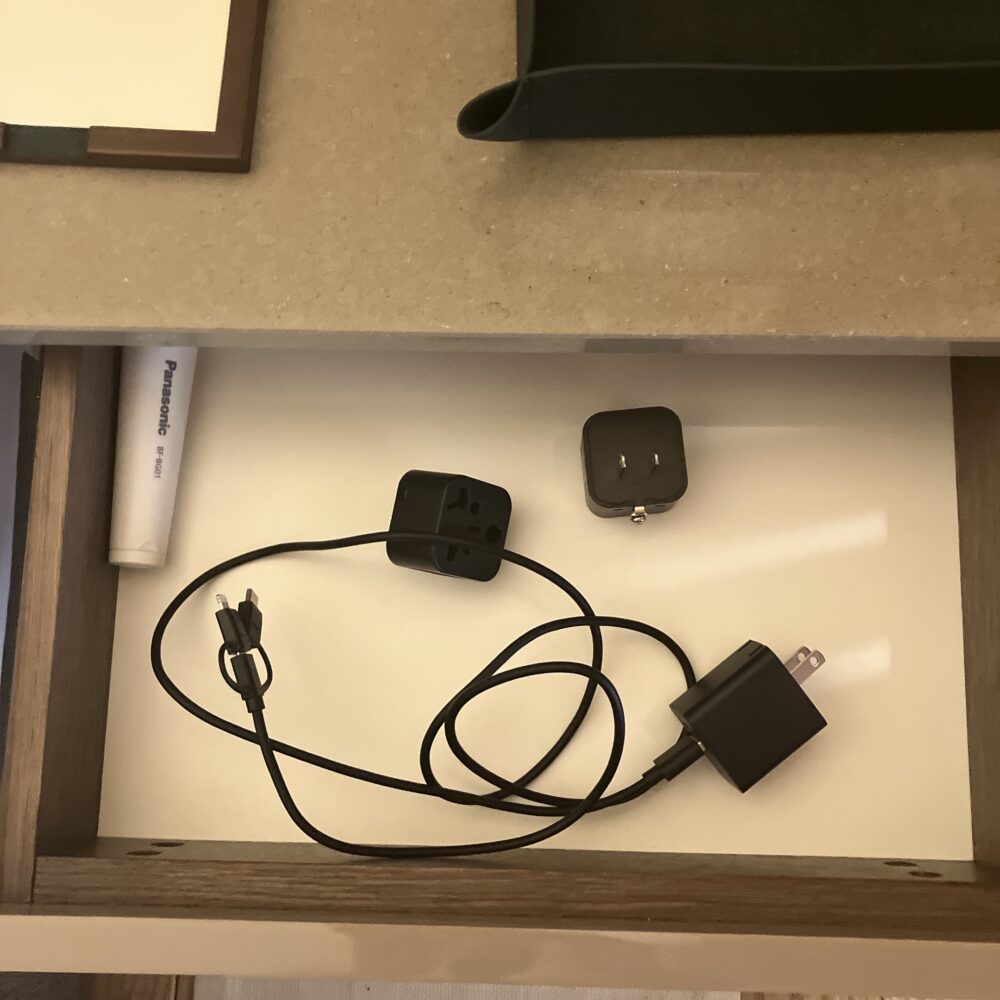 帝国ホテル京都の客室引き出しに常備されている、スマートフォン用のマルチ充電ケーブルと変換アダプター。フロントに借りる手間が省けて便利