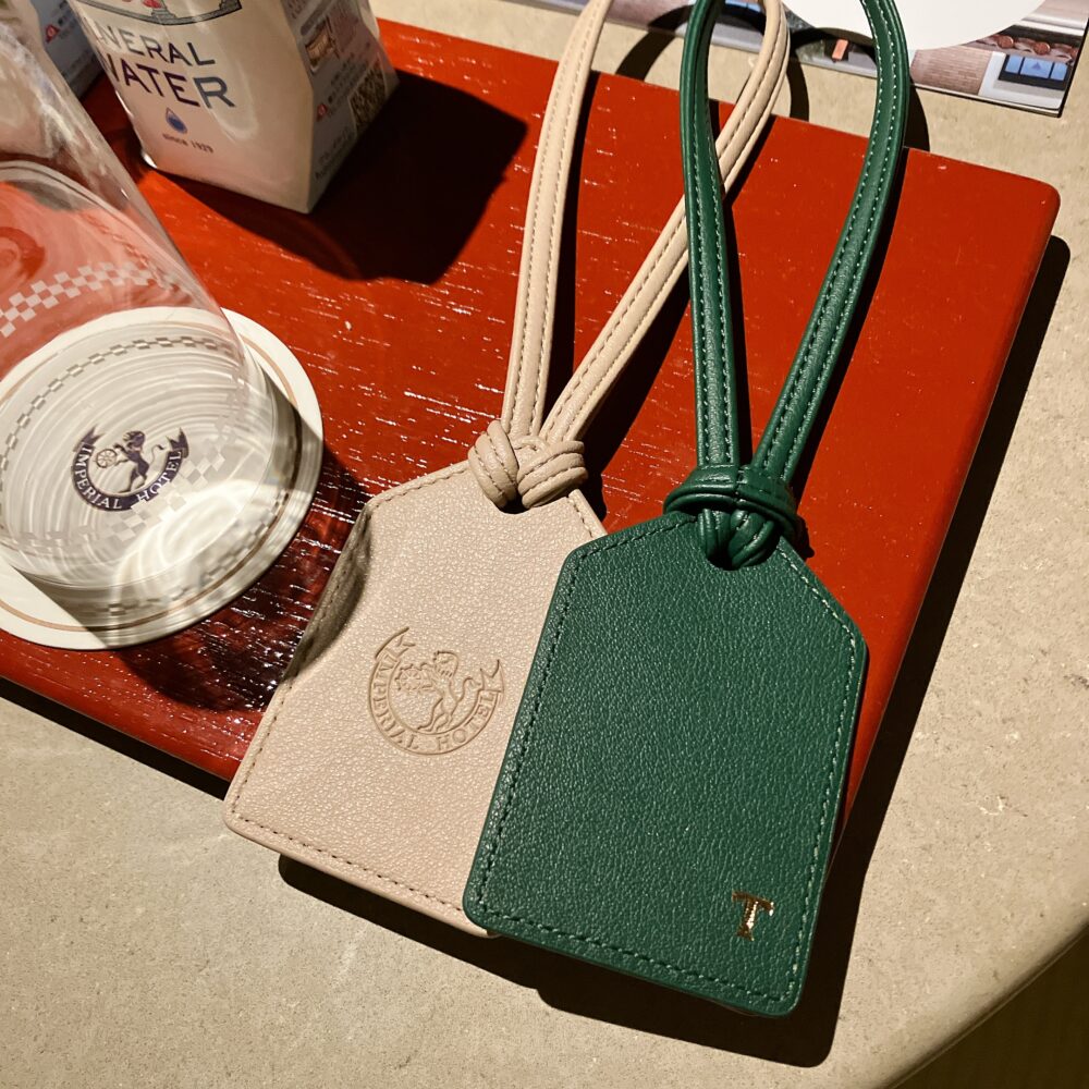 帝国ホテル京都からのサプライズプレゼント。宿泊者のイニシャル(T)がゴールドで刻印された、高級感のあるオリジナルレザーラゲッジタグ(ネームタグ)