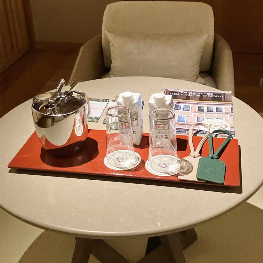 帝国ホテル京都のターンダウンサービス。和室のテーブルに置かれた美しい赤漆のトレイには、氷、富士ミネラルウォーター、グラス、そしてサプライズのギフトが用意されている