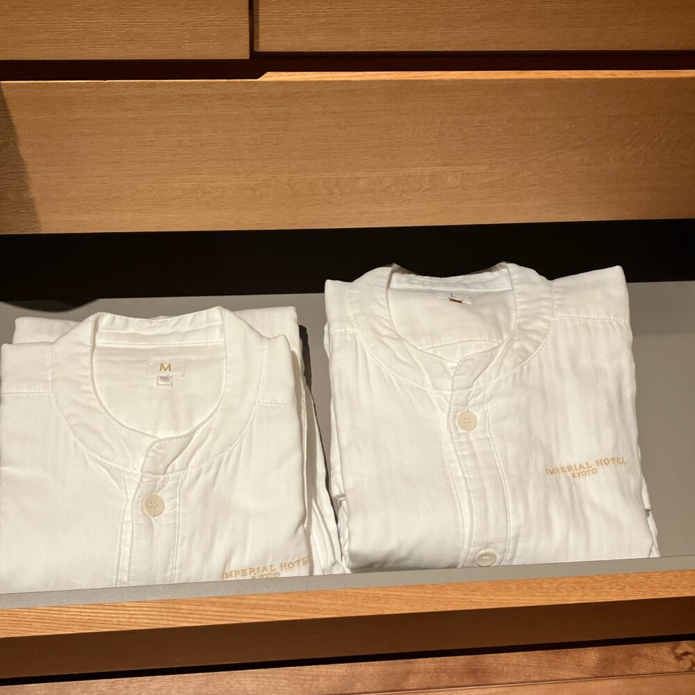 帝国ホテル京都のベッド上に用意された、肌触りの良い上下セパレートタイプのパジャマ