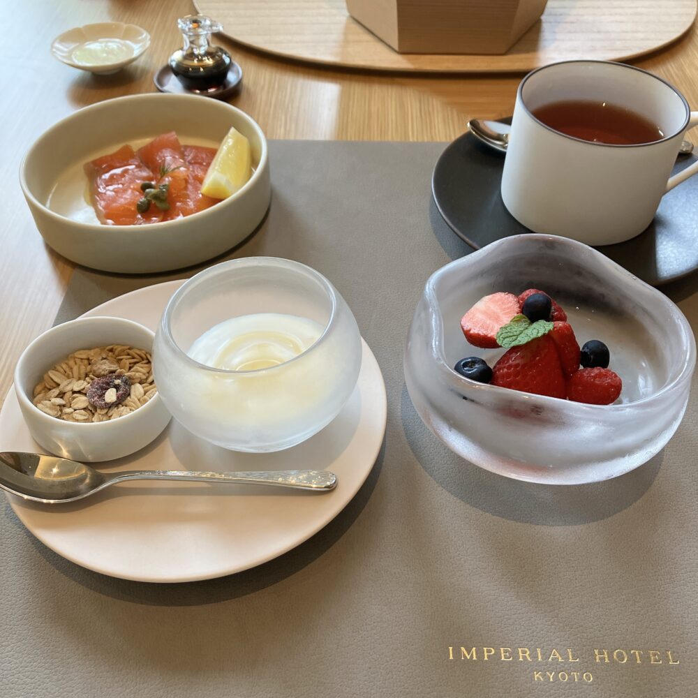 帝国ホテル京都の洋朝食「弥栄ブレックファスト」の前菜セット。スモークサーモン、ヨーグルト、イチゴやブルーベリーなどのフルーツが美しく並ぶ