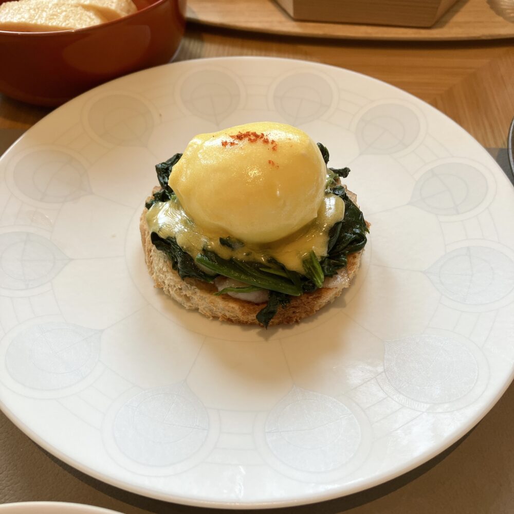 帝国ホテル京都の洋朝食で追加注文したインペリアルパンケーキ。ふかふかに焼き上げられたパンケーキにホイップバターとシロップが添えられている