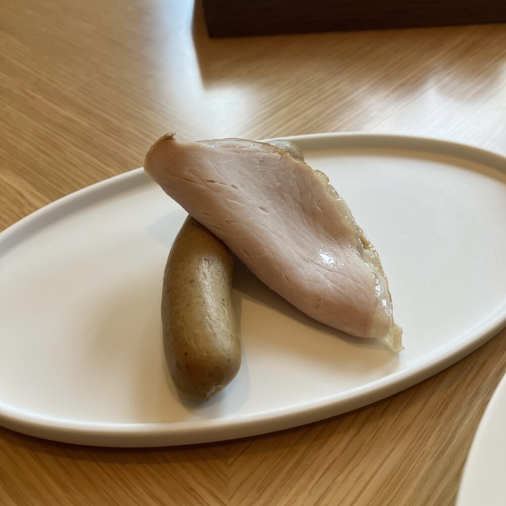 帝国ホテル京都の洋朝食で提供される、自然な色合いが特徴的な無添加のハムとソーセージ