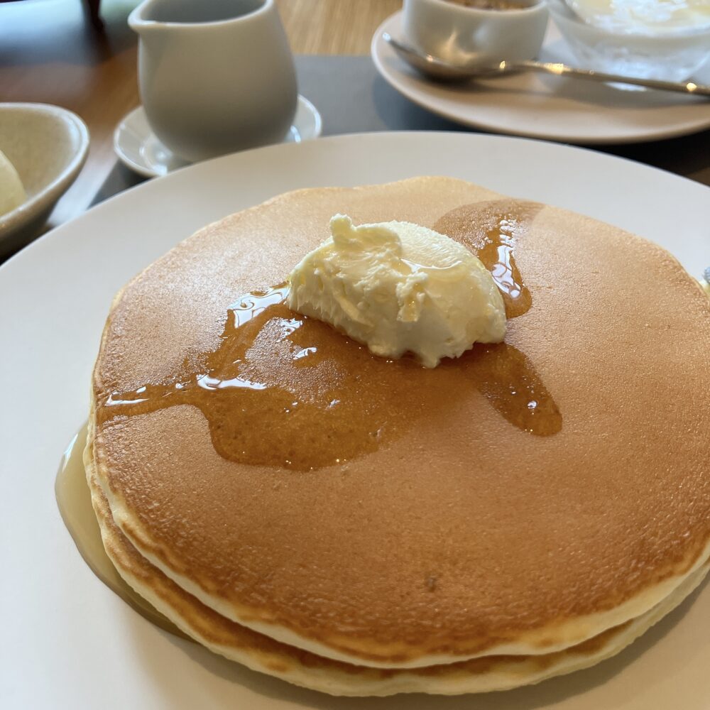 帝国ホテル京都の伝統メニュー「インペリアルパンケーキ」。美しいきつね色の生地にバターとシロップがたっぷりとかかっている様子