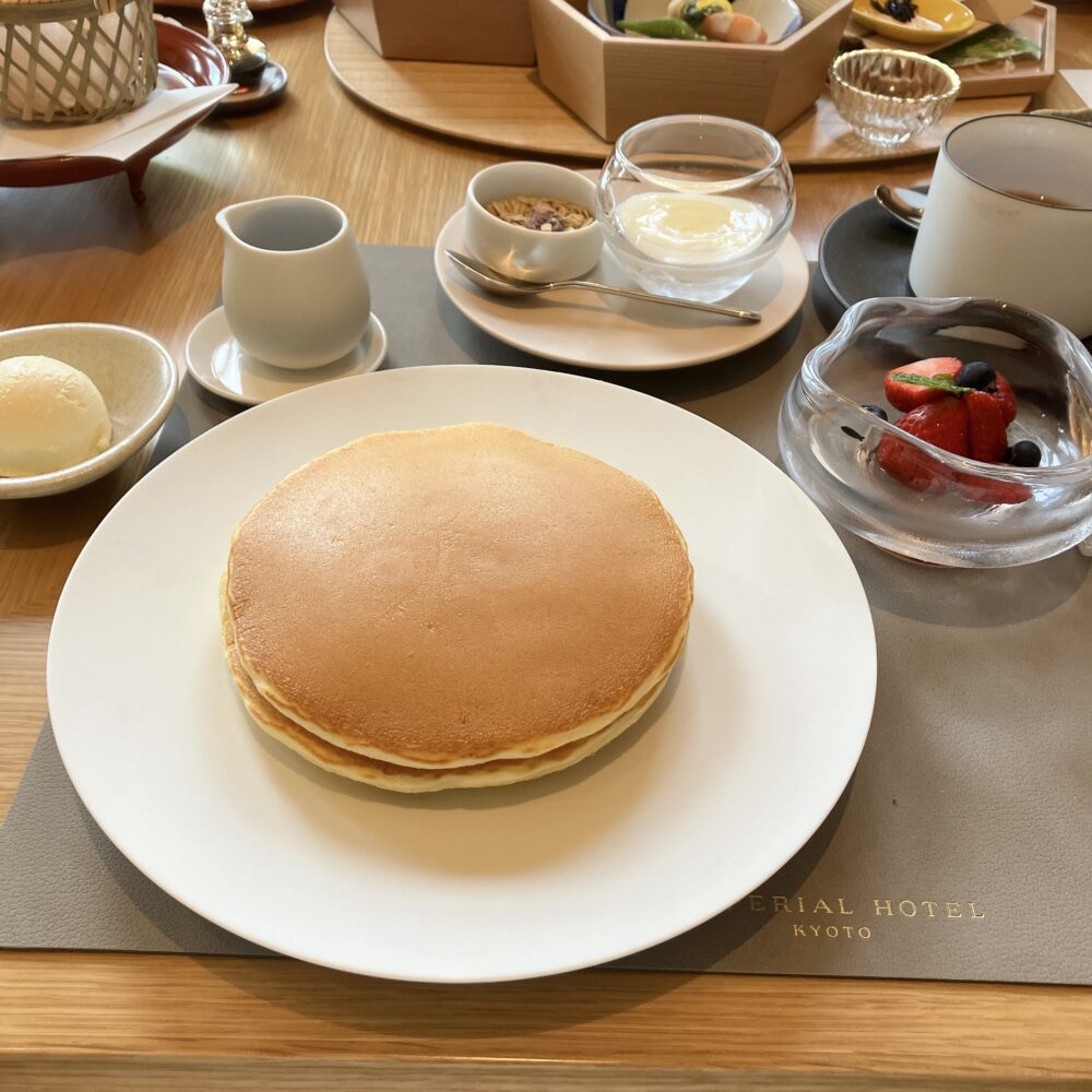 帝国ホテル京都の洋朝食で追加注文したインペリアルパンケーキ。ふかふかに焼き上げられたパンケーキにホイップバターとシロップが添えられている