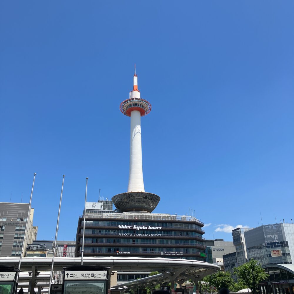 青空に映える京都タワーの景色。京都駅のタクシー乗り場付近からの眺め