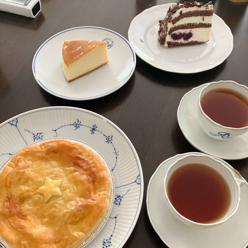 父の日に実家で母と二人で囲んだティータイムのテーブル。シャリアピンパイ、ベイクドチーズケーキ、フォレノワール、そして紅茶が並んでいる