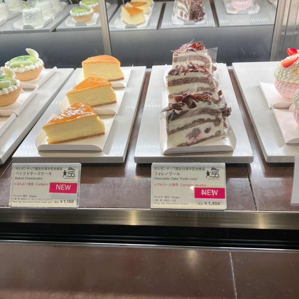 ガルガンチュワのショーケースに並ぶ、開店55周年記念復刻商品「ベイクドチーズケーキ」と「フォレノワール（Chocolate Cake "Forêt-noire"）」
