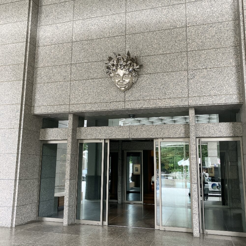 パークハイアット東京の1階エントランス。象徴的なシルバーのマスクの彫刻が飾られている。