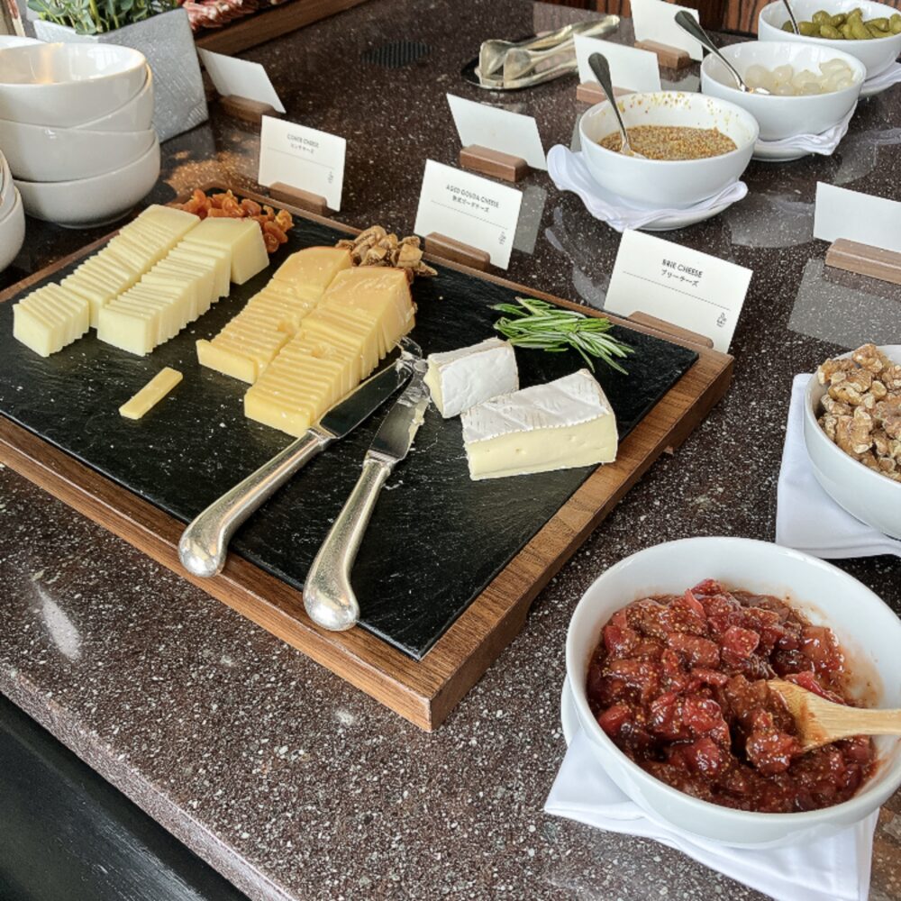 コンテ、熟成ゴーダ、ブリーの3種類のチーズが並ぶコーナー。クルミや濃厚なイチジクのチャツネなど、チーズを引き立てるコンディメントも充実している。