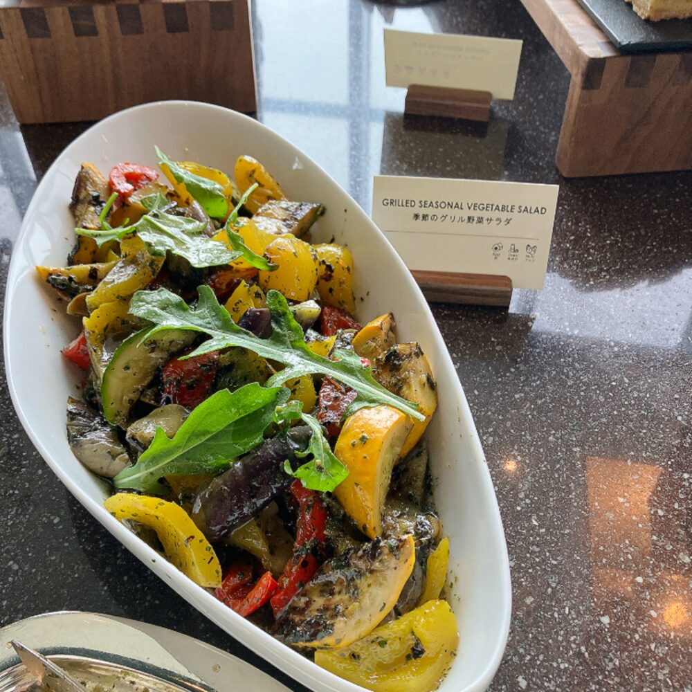 ズッキーニやパプリカなどをグリルした「季節のグリル野菜サラダ」。香ばしい焼き目とオリーブオイルの艶が食欲をそそる。