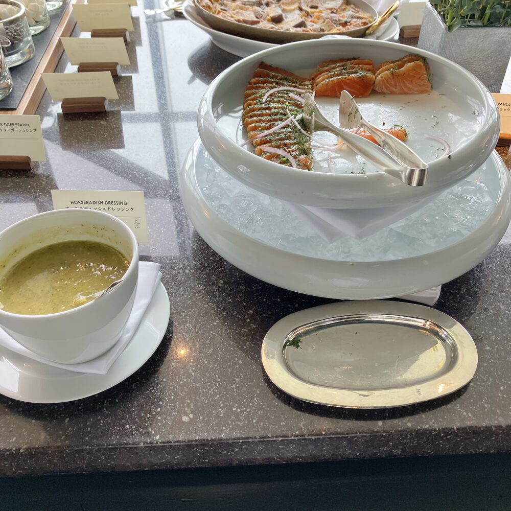 前菜コーナーのサーモングラブラックス。脂の乗ったサーモンマリネにディルがまぶされ、ホースラディッシュドレッシングとともに氷上で冷やされている。