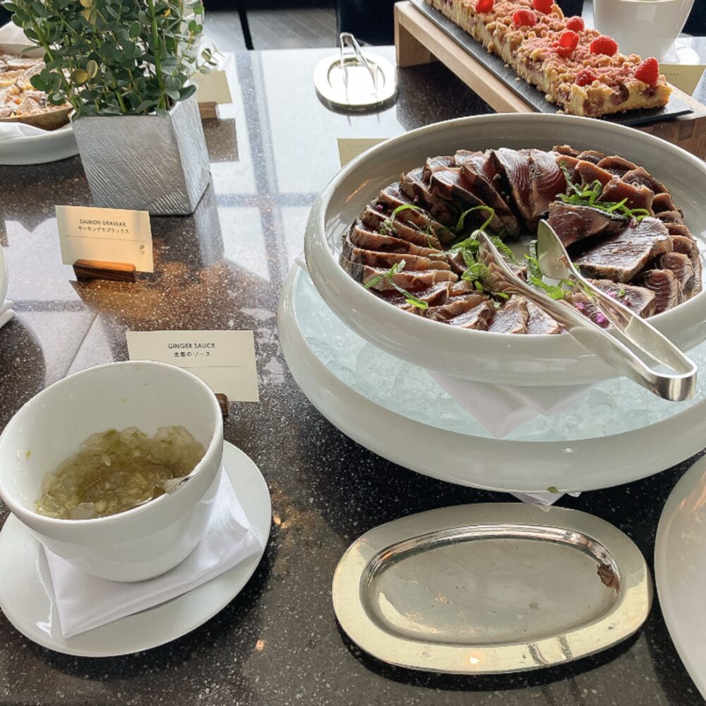 ニューヨークグリルの前菜ブッフェに並ぶカツオの炙り(タタキ風)。氷の上に美しく並べられ、専用の生姜ソースが添えられている。
