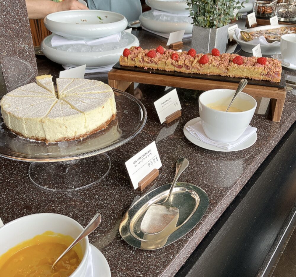 ニューヨークグリル名物のニューヨークチーズケーキなどのケーキ類と、アングレーズソースが並ぶスイーツエリア。