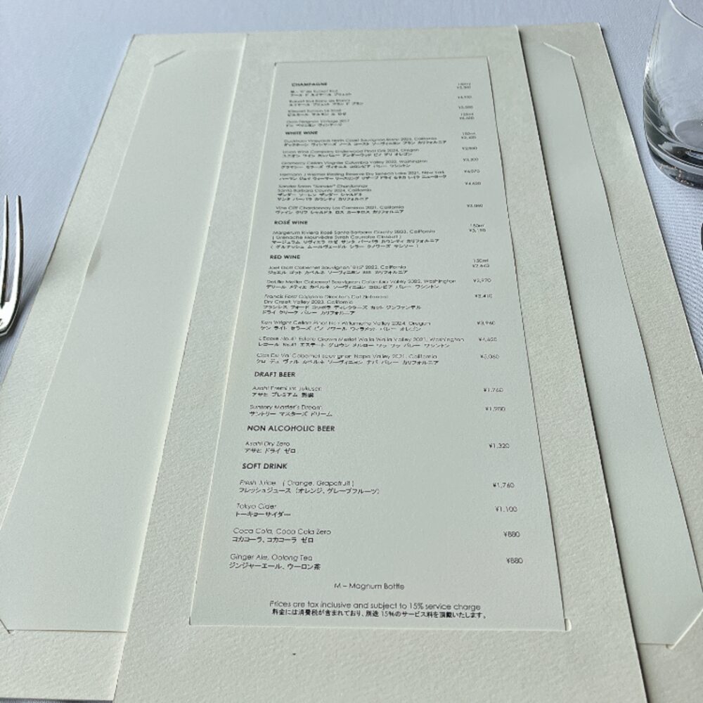 テーブルに置かれたニューヨークグリルのドリンクメニュー表。アルコールやソフトドリンクの料金が並んでいるが、コースに含まれる無料のコーヒーや紅茶の記載がない。