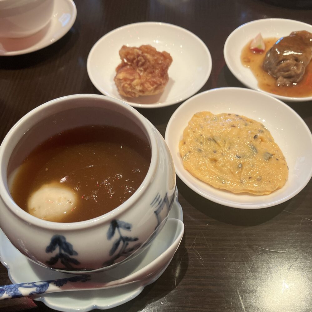 グランドハイアット東京「チャイナルーム」のオーダーブッフェ。熱々のスープや卵料理、お肉料理などが小皿で提供され、テーブルに並べられた様子。少しずつ色々な種類を楽しめるのが魅力です。