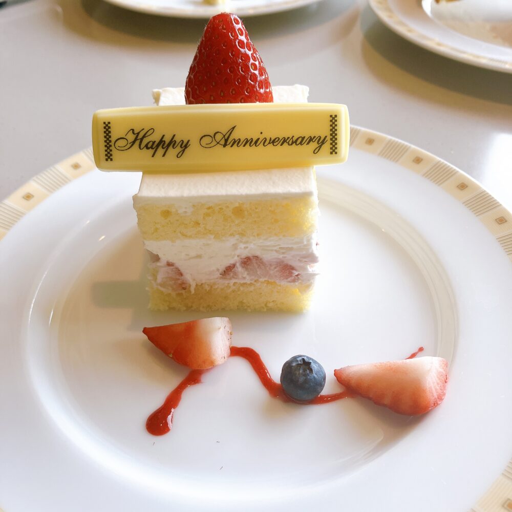 帝国ホテル「インペリアルバイキング サール」の記念日特典アニバーサリープレート付きショートケーキ。上品な生クリームとイチゴのケーキに「Happy Anniversary」のチョコレートプレートが添えられた華やかな一皿。